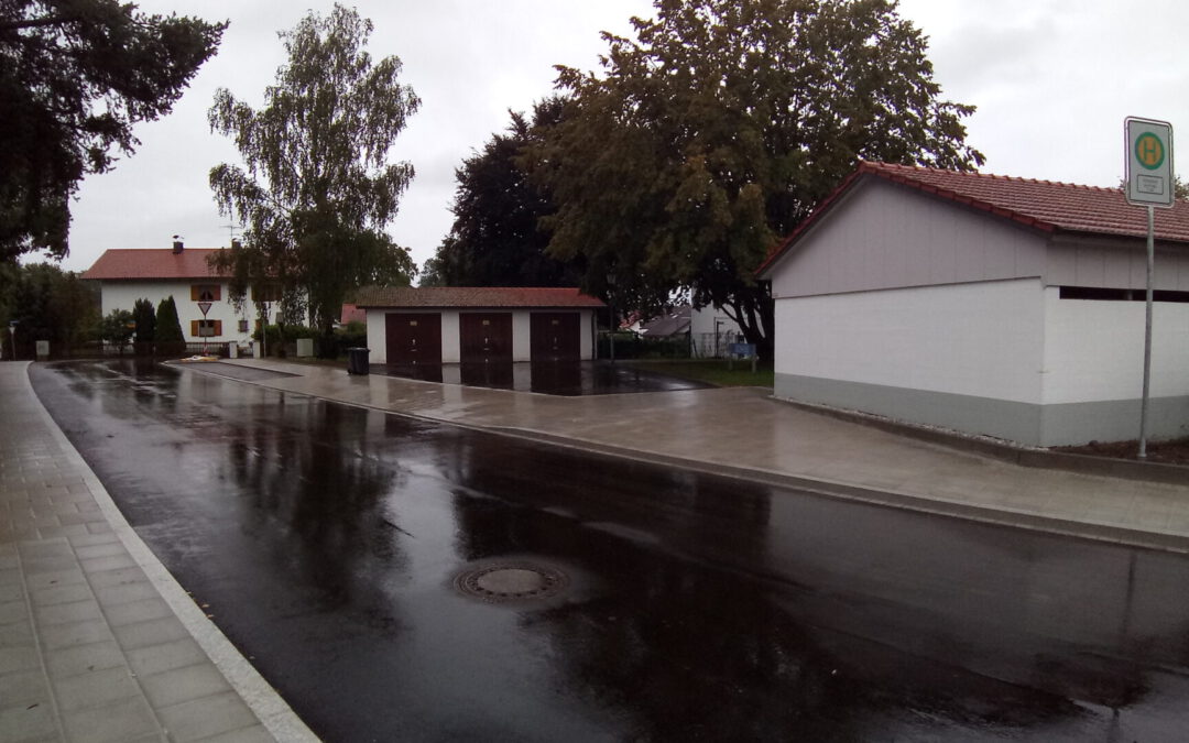 Kreuzstraße in Pöring vor der Schule